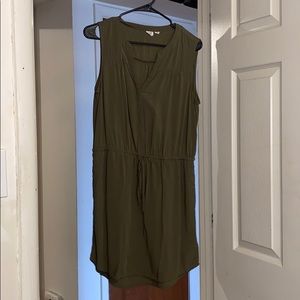 Tie waist dress. Sleeveless.